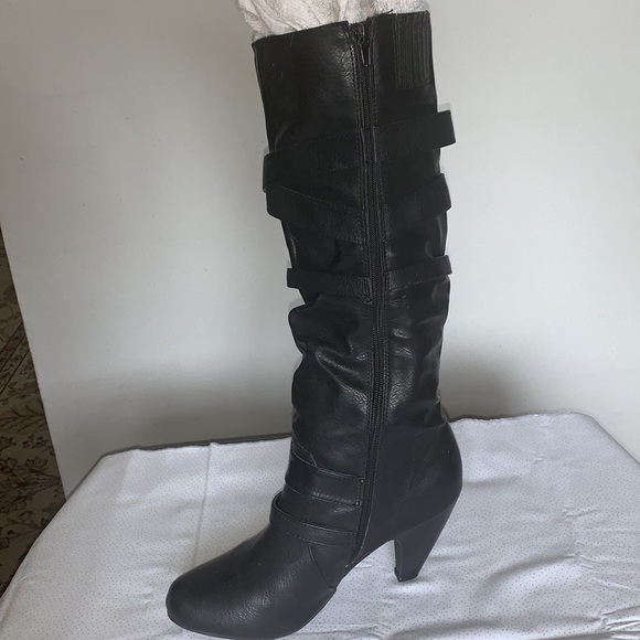Tall black boots - Picture 2 of 6